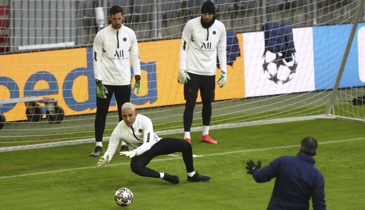 Penjaga gawang PSG,  Keylor Navas, Sergio Rico dan Alexandre Letellier mengikuti sesi latihan di di Munich, Jerman (6/4/2021). PSG akan bertanding melawan tuan rumah Bayern Munchen pada leg pertama babak perempat final Liga Champions di Allianz Arena. (AP Photo/Matthias Schrader)