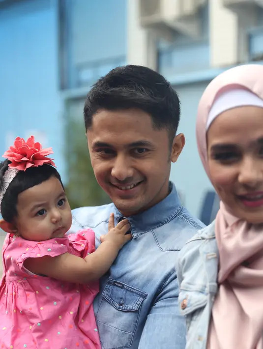 "Seneng banget, sekarang udah dilepas semua, masalah di kantor jadi terlupakan. Alhamdulillah, Tuhan menjawab doa karena emang pengen anak perempuan. Jadi berkah buat saya, semakin semangat," ujarnya. (Adrian Putra/Bintang.com)