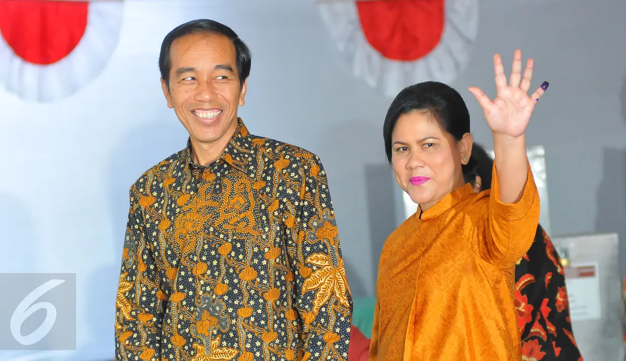 Presiden Joko Widodo bersama Ibu negara Iriana menyapa awak media usai mencoblos pada Pilkada DKI 2017 di TPS IV, Jakarta, Rabu (15/2). Jokowi menggunakan hak suara untuk pemilihan Gubernur DKI Jakarta. (Liputan6.com/Angga Yuniar)