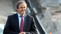 UEFA president Michel Platini smiles as he examines a construction site during a visit on rebuilding Kiev&#039;s stadium Olympiysky on April 15, 2009. AFP PHOTO/ SERGEI SUPINSKY 