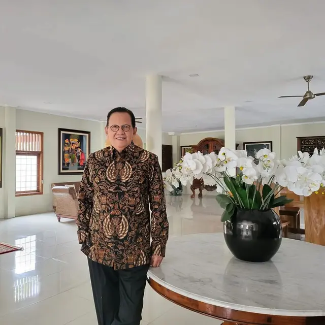 6 Potret Roy Marten Awet Muda di Usia 72, Kompak dengan Gading dalam Series Terbaru