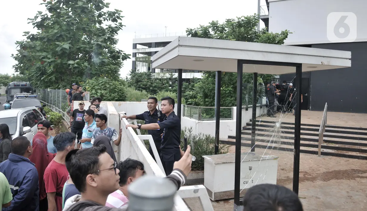 Sejumlah fasilitas AEON Mall Jakarta Garden City yang dirusak warga di Cakung, Jakarta Timur, Selasa (25/2/2020). Sekelompok warga menyerang fasilitas fisik AEON Mall Jakarta Garden City karena dituding sebagai penyebab permukiman mereka kebanjiran. (merdeka.com/Iqbal S Nugroho)
