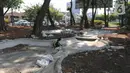 Petugas Dinas Kehutanan Jakarta Barat menyelesaikan pembangunan kolam di kawasan Tomang, Jakarta, Selasa (19/11/2019). Pembangunan taman tersebut dilengkapi dengan rumah pohon untuk menambah ruang bermain anak. (Liputan6.com/Herman Zakharia)