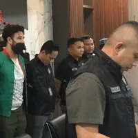 Untuk ketiga kalinya Ammar Zoni mengenakan baju tahanan dengan kasus sama. Yang terbaru, suami Irish Bella itu ditangkap di salah satu apartemen di Kawasan BSD, Tangerang Selatan, Selasa 12 Desember 2023 pukul 21.49 WIB. [Foto: KapanLagi.com/Dadan Eka Purnama]