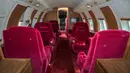 Tampilan interior jet pribadi yang pernah dimiliki oleh Elvis Presley yang berada di landasan pacu di New Mexico, AS. Interior pesawat ini di desain oleh Elvis Presley, dengan warna emas dan jok beludru merah. (GWS Auctions, Inc. via AP)