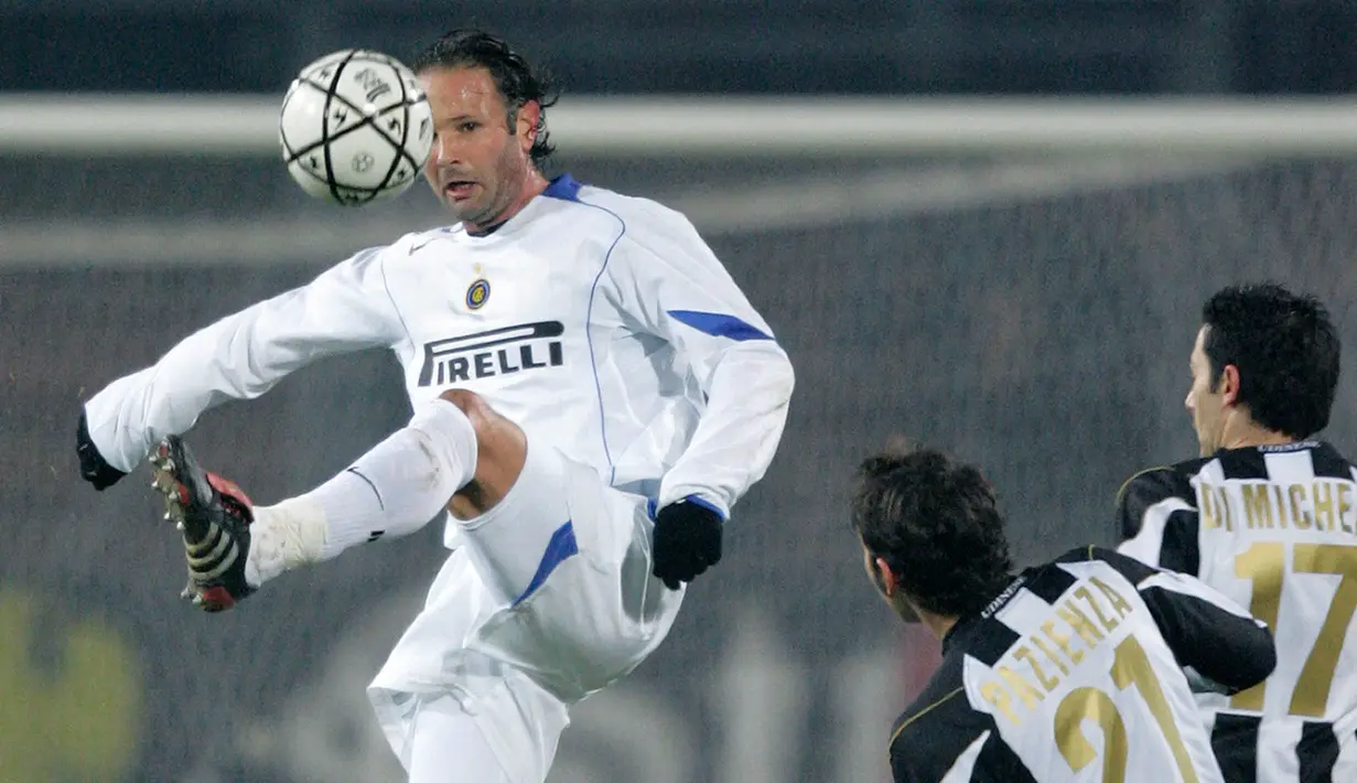 Sinisa Mihajlovic sering dijuluki sebagai Raja Tendangan Bebas. Ia tercatat telah mencetak 28 gol lewat tendangan bola mati selama berkarier di Serie A. Bersama Andrea Pirlo, Mihajlovic masih memegang rekor untuk gol tendangan bebas terbanyak di Serie A. (AFP/Carlo Baroncini)