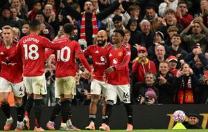 Gelandang Manchester United asal Kamerun #19, Bryan Mbeumo (2R), merayakan gol ketiga mereka untuk membawa timnya menang 3-0 dalam pertandingan&nbsp;Premier League Inggris antara Manchester United dan Brighton and Hove Albion di Old Trafford, Manchester, Inggris barat laut, pada 25 Oktober 2025. (Oli SCARFF/AFP)