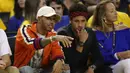 Pembalap F1, Lewis Hamilton dan Striker Barcelona, Neymar Jr menyaksikan gim kedua Final NBA antara Cleveland Cavaliers melawan Golden State Warriors di Oracle Arena, California, (4/06/2017). Golden State Warriors menang 132-113. (AFP/Ezra Shaw)