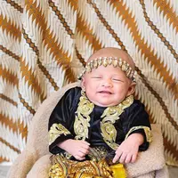 Ria Ricis dan Teuku Ryan kini tengah menikmati masa-masa perdana sebagai orangtua. Memiliki bayi yang menggemaskan seperti Baby Moana membuat pasangan ini tidak berhenti bersyukur. Tingkah menggemaskan Baby Moana pun diabadikan dalam beberapa potret yang mengenakan busana daerah hingga menjelma menjadi putri duyung. (instagram/rittarrajagukguk)