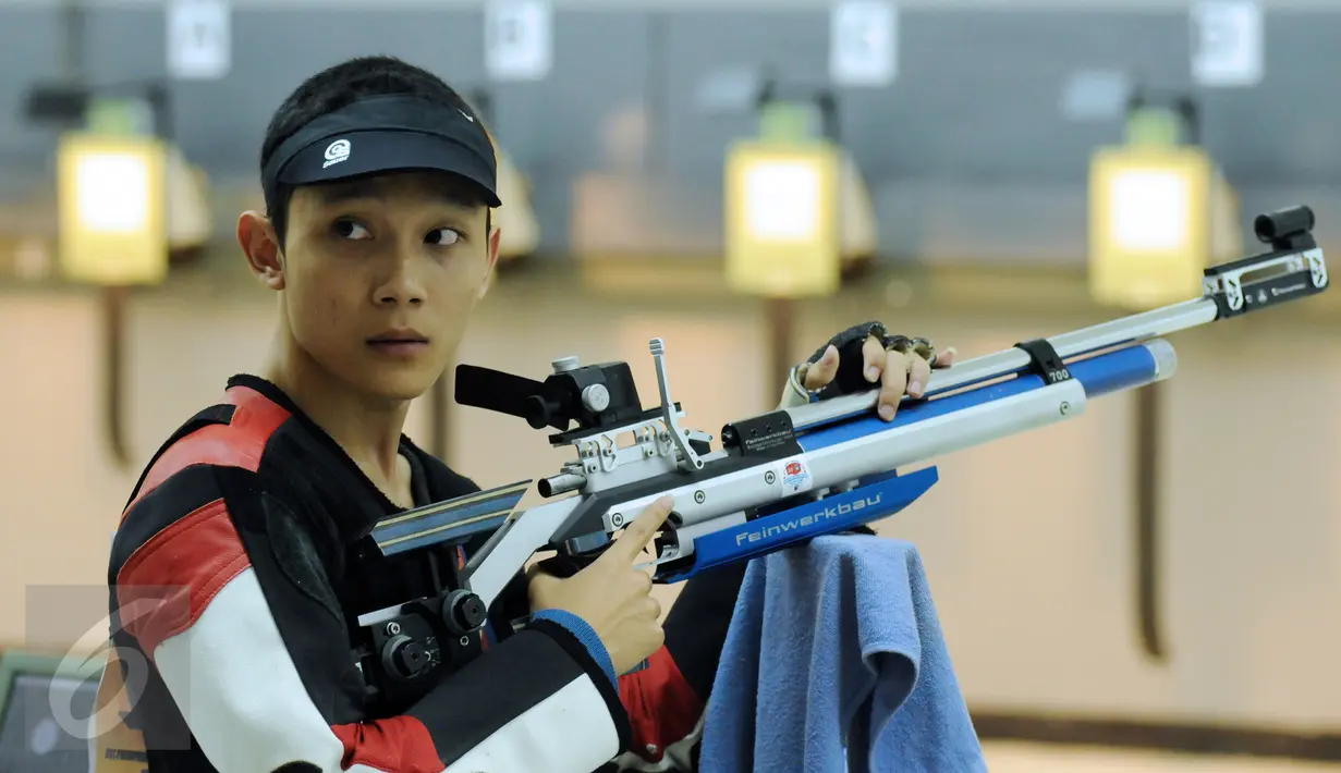 Petembak Junior Indonesia, Paragra Duncan Taruma saat melihat raihan poin di Final 10m Air Rifle Men Junior Kejuaraan Menembak ASEAN di Jakarta, Selasa (24/11/2015). Paragra harus puas di tempat keempat dengan 157.4 poin. (Liputan6.com/Helmi Fithriansyah)