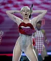 Penyanyi Amerika Miley Cyrus kerap memakai kostum super mini dan seksi ketika di atas panggung. (Bintang/EPA)