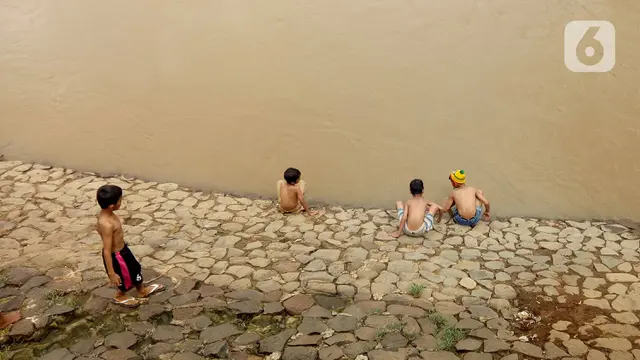 Bermain di Bantaran Banjir Kanal Barat