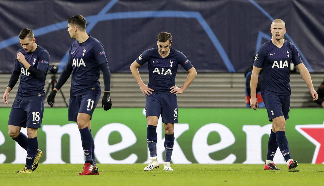 Pemain Tottenham Hotspur tampak lesu usai ditaklukkan RB Leipzig pada laga liga Champions di Red Bull Arena, Selasa (10/3/2020). RB Leipzig menang dengan skor 3-0. (AP/Michael Sohn)
