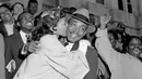 Martin Luther King mendapat ciuman istrinya, Coretta Scott King, setelah keluar dari pengadilan di Montgomery, Alabama, 22 Maret 1956. King ditembak mati oleh seorang pria yang diketahui bernama James Earl Ray. (Photo/Gene Herrick, File)