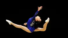 Pesenam putri Tiongkok,  Shang Chunsong, beraksi di nomor lantai dalam final All-Around Wanita Kejuaraan Dunia Senam Artistik 2015 di Hydro Arena, Glasgow, Skotlandia, (29/10/2015). (AFP Photo/Andy Buchanan)