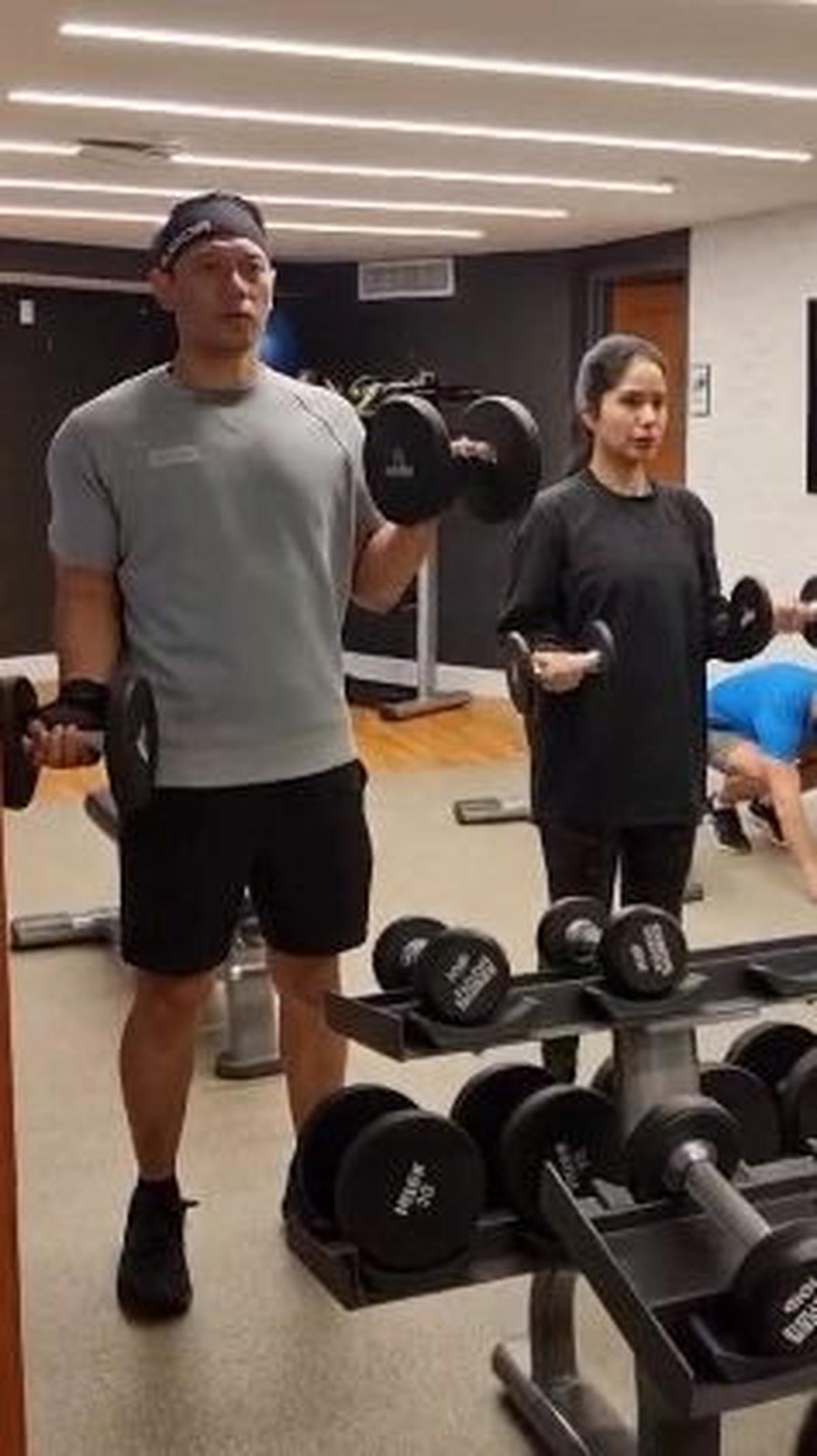 Potret AHY dan Annisa Pohan saat olahraga bersama.
