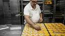 Saat Lisbon bersiap-siap menyambut kunjungan panjang Paus Fransiskus minggu depan, sebuah toko kue lokal telah meluncurkan suguhan baru untuk menandai acara tersebut: kue bergambar Paus yang telah terjual habis. (Patricia DE MELO MOREIRA / AFP)
