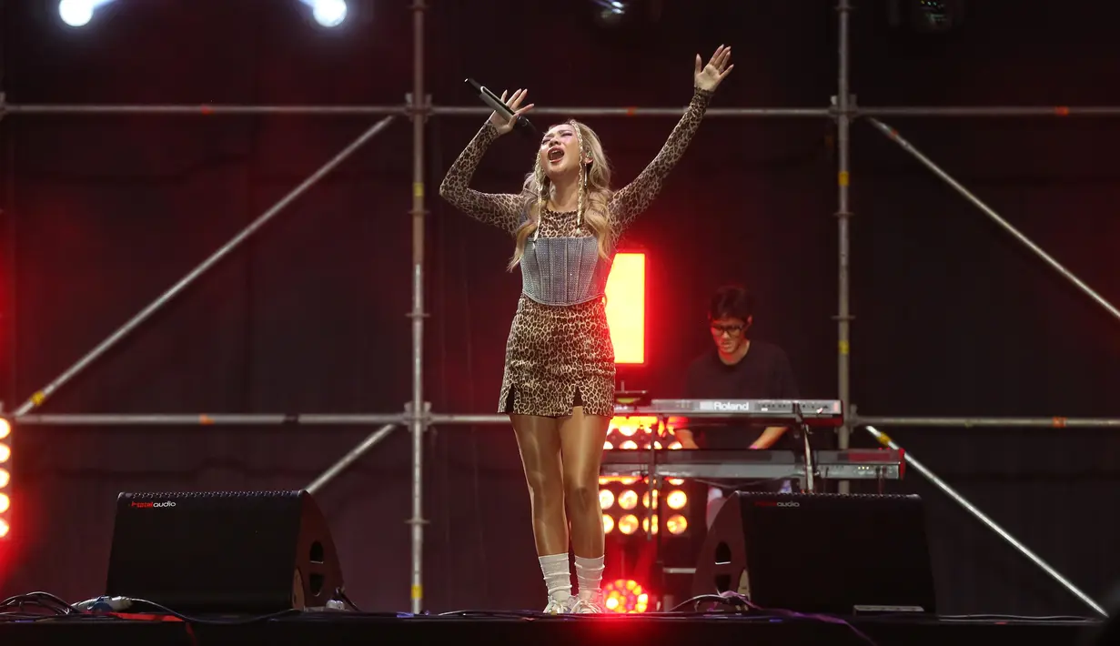 Bunga Citra Lestari di panggung Pestapora hari kedua, Sabtu (21/9/2024). [Foto: Adrian Putra/Fimela]