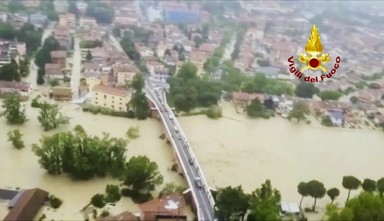 Otoritas Italia mengeluarkan peringatan banjir dan tanah longsor untuk hari Selasa dan Rabu di wilayah Emilia Romagna, yang membentang dari Pegunungan Apennine ke Sungai Po di utara negara itu dan merupakan rumah bagi AlphaTauri. (Vigili del Fuoco via AP)