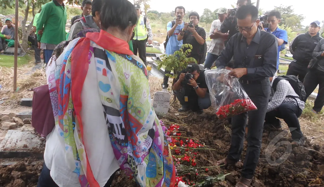 Keluarga Martin Anderson menaburkan bunga di makam Martin Anderson, TPU Perwira, Bekasi Utara, Kota Bekasi, Jawa Barat Rabu (29/4/2015). (Liputan6.com/Rahmat Hidayat)