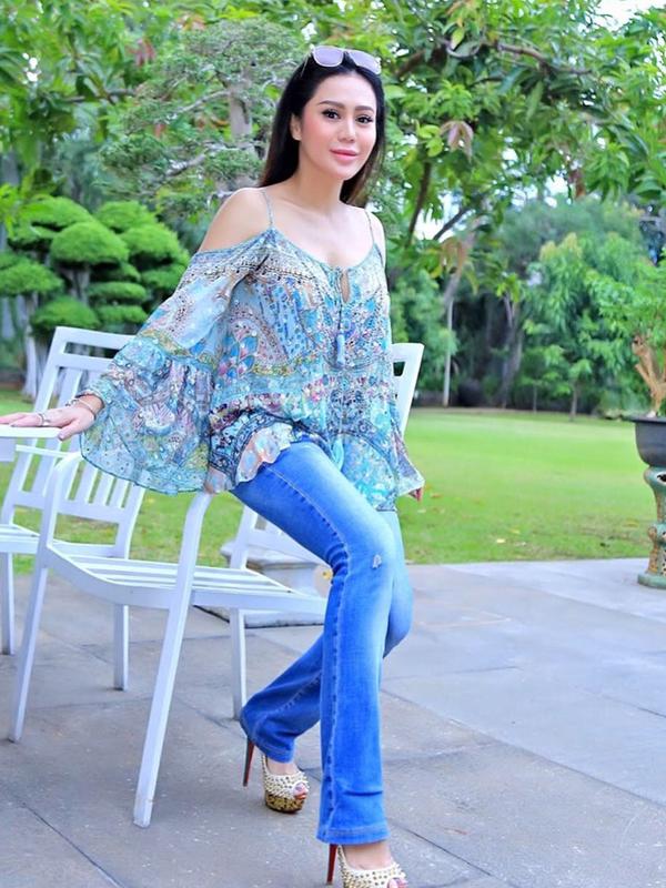 Gayanya yang glamor membuat wanita berusia 37 tahun ini mampu mencuri perhatian warganet. Kini, sosok Vicky lekat dengan brand mewah. (Liputan6.com/IG/@vickyzainal24)