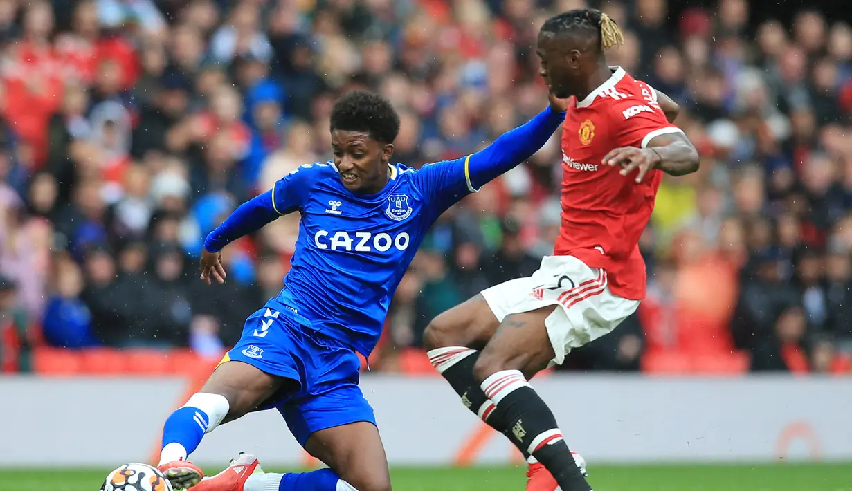 Pada menit ke-33 Everton gantian mengancam gawang Manchester United. Tembakan Demarai Gray masih mampu diamankan David De Gea. (AFP/Lindsey Parnaby)