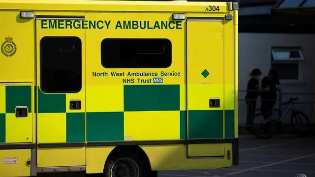 Ambulans di lokasi penyerangan Arndale Centre, Manchester. (AFP)