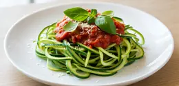 Resep pasta zucchini noodle dengan saus tomat homemade./Copyright depositphotos.com/AI