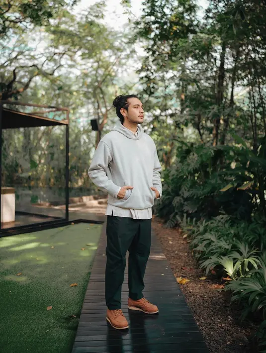 Sementara Giorgino Abraham tampak menyelaraskan pakaian Yasmin dengan menggunakan hoodie warna abu-abu senada, di atas kemeja dan celana panjang warna hitam. Busana tersebut berasal dari koleksi pria pertama UNIQLO : C.  [@yasminnapper].