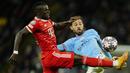 Striker Bayern Munchen, Sadio Mane (kiri) berebut bola dengan gelandang Manchester City, Bernardo Silva pada laga leg pertama babak perempatfinal Liga Champions 2022/2023 di Etihad Stadium, Manchester, Rabu (12/4/2023) dini hari WIB. (AP Photo/Jon Super)