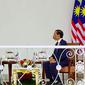 Presiden Joko Widodo terlibat perbincangan dengan Perdana Menteri (PM) Malaysia Ismail Sabri Yakoob di beranda Istana Kepresidenan Bogor, Jawa Barat, Rabu (10/11/2021). (Youtube Sekretariat Presiden)