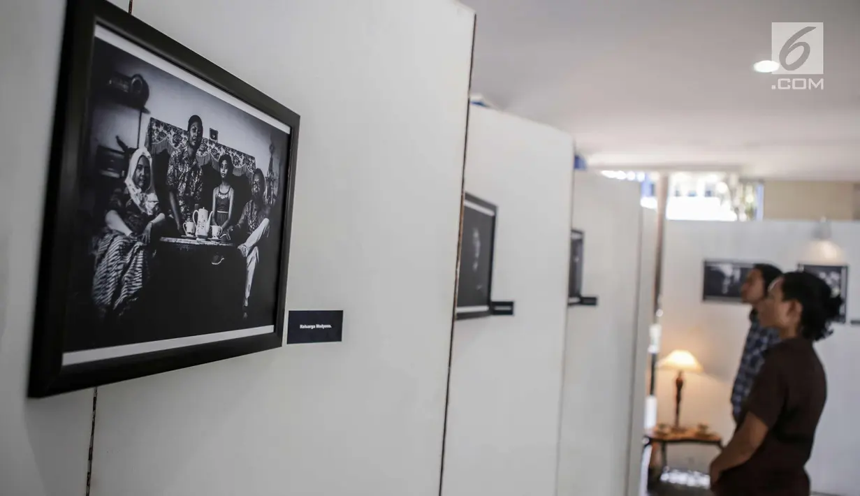 Sebuah karya foto terlihat dalam pameran fotografi di Kampus Universitas Budi Luhur, Jakarta, Jumat (27/10). Pameran fotografi ini bercerita tentang ungkapan kegelisahan seseorang terhadap keluarga yang membesarkannya. (Liputan6.com/Angga Yuniar)