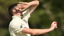 Pemain Inggris Craig Overton bersiap melempar bola saat bertanding melawan Cricket Australia XI pada hari ketiga pertandingan tur empat hari Ashes di Stadion Tony Ireland di Townsville (17/11). (AFP Photo/Peter Parks)