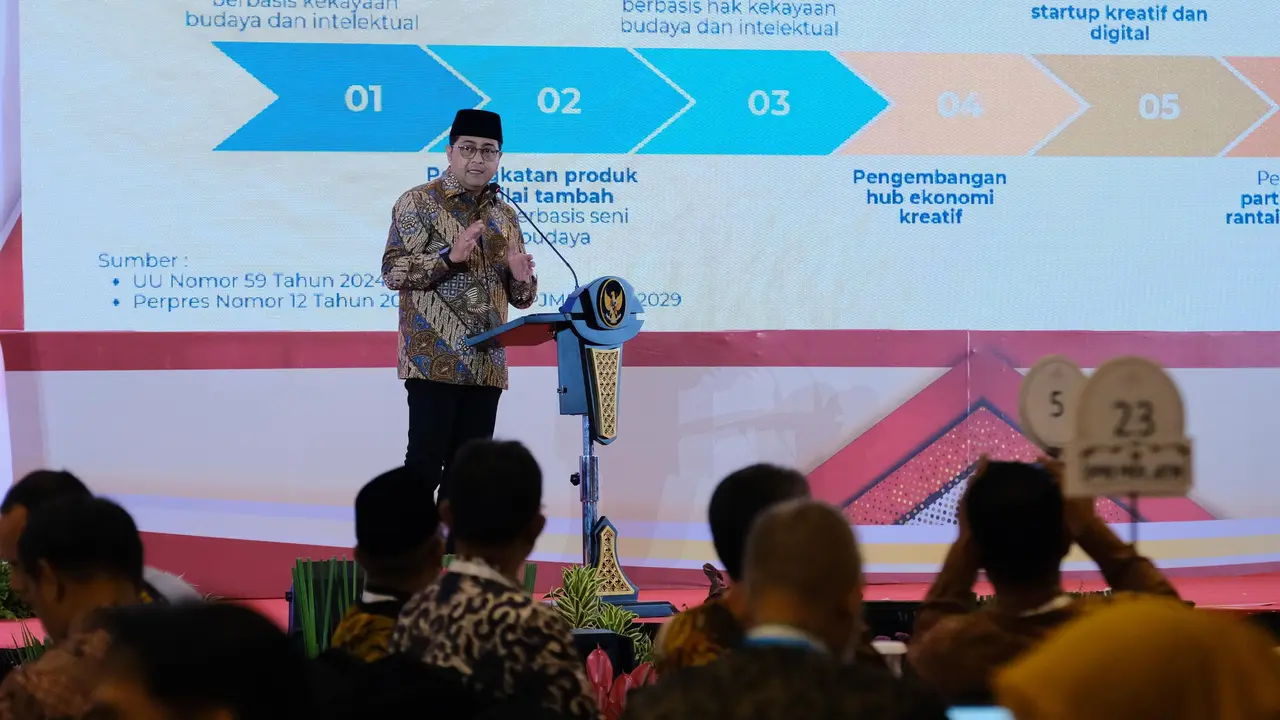Menteri Ekonomi Kreatif (Menteri Ekraf) Teuku Riefky Harsya memberikan pengarahan di Musyawarah Perencanaan Pembangunan (Musrenbang) Provinsi Jawa Timur, Selasa (29/5/2025). (Dokumentsi Liputan6/Istimewa)