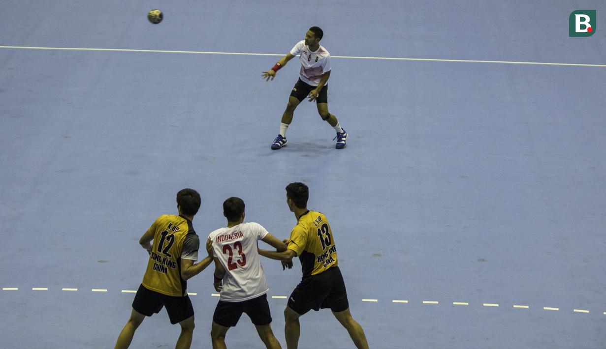Atlet bola tangan Indonesia, Bagas, mengatur serangan saat melawan Hongkong pada laga Grup C Asian Games di GOR Popki, Jakarta Timur, Senin (13/8/2018). Indonesia kalah 17-40 atas Hongkong. (Bola.com/Vitalis Yogi Trisna)