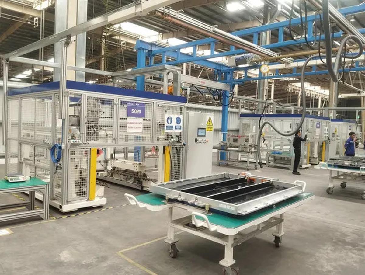 Mobil Listrik MG Pakai Baterai Hasil Produksi Pabrik UABS di Cikarang