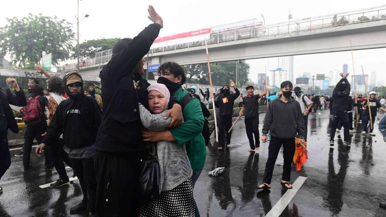 Bentrokan Panas Pengunjuk Rasa vs Polisi di DPR