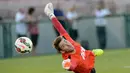 Jelang berlaga kontra LA Galaxy, penjaga gawang Manchester United, David De Gea, berlatih refleks menangkap bola, di Rose Bowl, Pasadena, Amerika Serikat, (22/7/2014). (Jayne Kamin-Oncea-USA TODAY Sports)