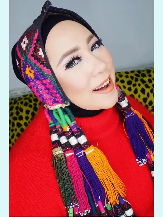 Seperti yang satu ini, headpiece atau hiasan kepala yang dikenakan Melly ini sangat memikat. Mulai dari bentuknya yang unik, serta warna-warni yang pastinya sangat mengundang mata untuk terus memerhatikannya. (Instagram/melly_goeslaw)
