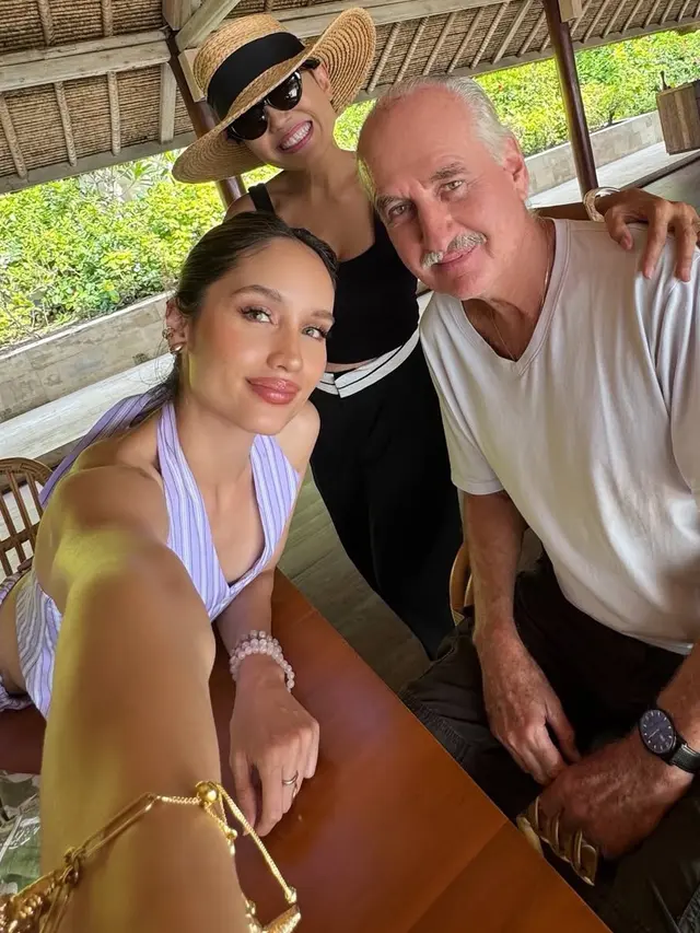 Cinta Laura saat makan bersama Orangtua di Bali.  [@claurakiehl]