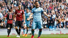 Penyerang Manchester City, Sergio Aguero (kanan) melakukan selebrasi usai mencetak gol ke gawang QPR saat Laga Liga Premier Inggris di Etihad Stadium, Minggu (10/5/2015). Manchester City menang 6-0 atas QPR. (Reuters/Andrew Yates)