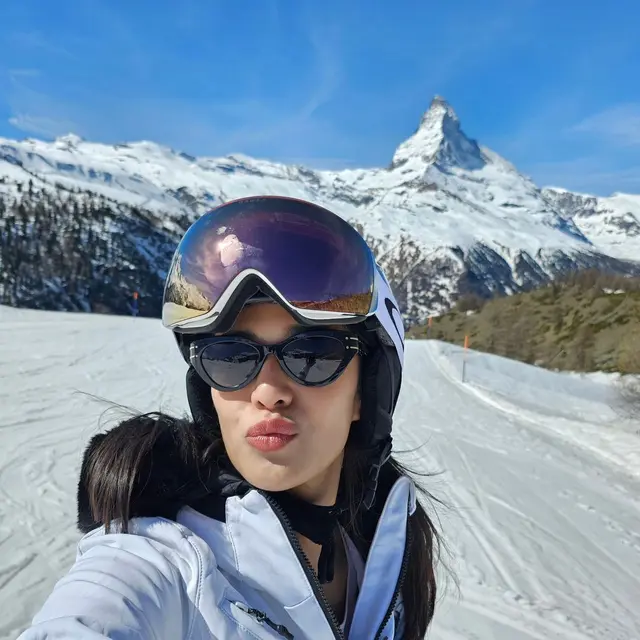 Gaya Sporty Dian Sastrowardoyo Bermain Ski di Swiss dengan Outfit Monokrom, Terlihat Lihai Layaknya Pro Player