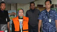 Wali Kota Cimahi nonaktif Atty Suharti Tochija berjalan usai menjalani pemeriksaan di Gedung KPK, Jakarta, Rabu (28/12). Atty diperiksa sebagai saksi terkait kasus dugaan korupsi pembangunan Pasar Atas Baru Cimahi. (Liputan6.com/Helmi Affandi)