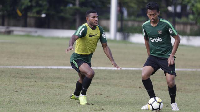 Pemain Timnas Indonesia U-23, Marinus Wanewar, berebut bola dengan Kadek Agung saat latihan. (Bola.com/Vitalis Yogi Trisna)