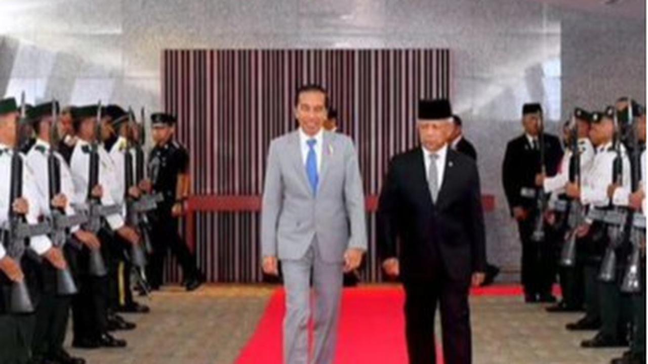 Potret Presiden Jokowi Malam Mingguan di Mal Gadong Brunei, Pengunjung Rebutan Minta Foto Bareng