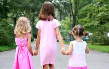 Sejak kapan anak perempuan memakai warna pink?