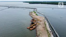 Awalnya, pagar laut yang mulai muncul sekitar enam bulan lalu disebut sebagai proyek yang sah dan legal. (Liputan6.com/Herman Zakharia)