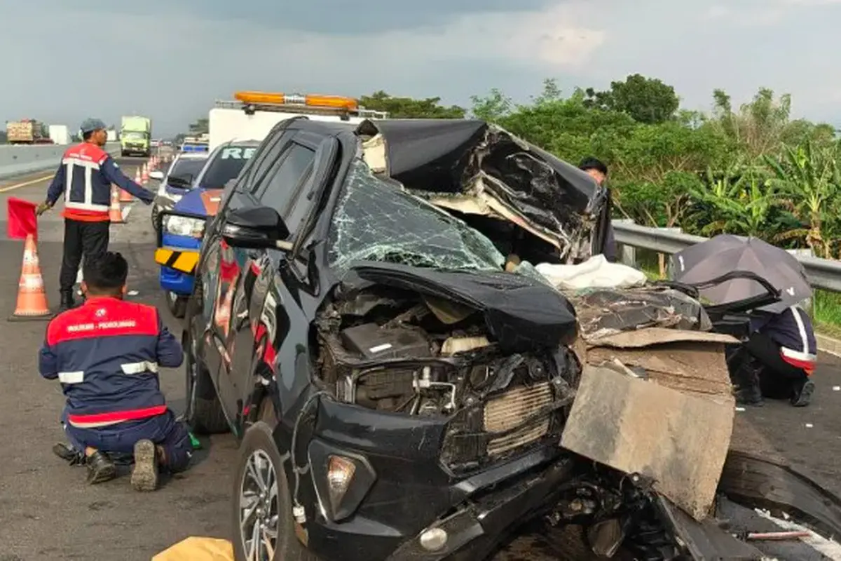 Penampakan mobil Toyota Innova yang membawa rombongan anggota Komisi X DPR RI, Muhammad Hilman Mufidi (Gus Hilman) mengalami kecelakaan di Tol Paspro. (Istimewa)