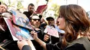 Aktris Lynda Carter memberikan tanda tangan di poster Wonder Woman yang ia perankan saat dianugerahi Hollywood Walk of Fame di Los Angeles (3/4). (Chris Pizzello / Invision / AP)