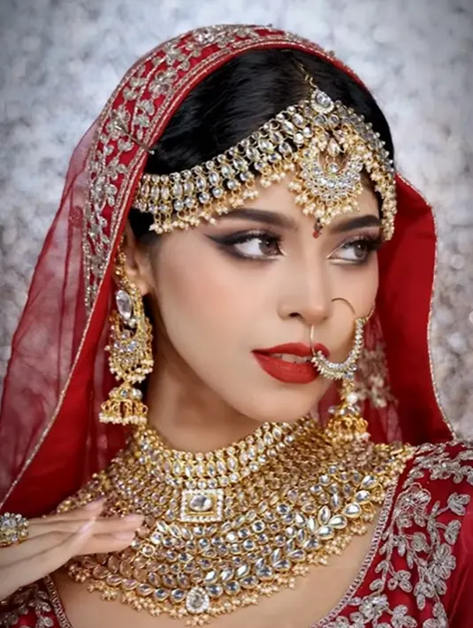 Bagaimana menurutmu dengan hasil makeup Asoka karya Jharna Bhagwani ini, Sahabat FIMELA? [Foto: Instagram/jharnabhagwani]